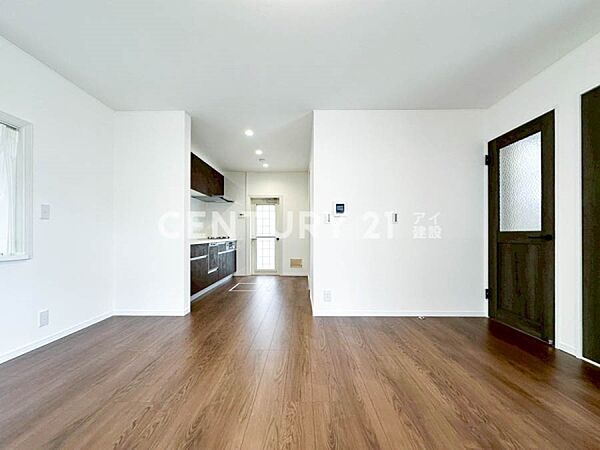 優しい色合いのフローリングと建具。やわらかな日差しがくつろぎの空間を演出します。