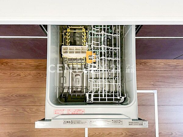 【Dishwasher】  パワフルな洗いで汚れを落としてくれる食洗機。家事の時短になり、ご家族との時間も増えそうですね。