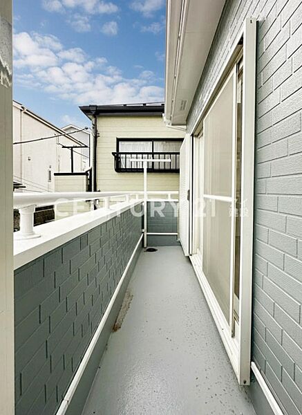【Balcony】  バルコニーは風通しが良く、日中は日当たりも良好です！洗濯物やお布団をたくさん干せます。