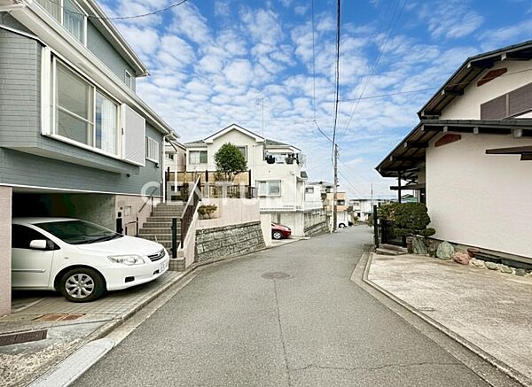 閑静な住宅地につき交通量も少なく落ち着いた印象を持ちます