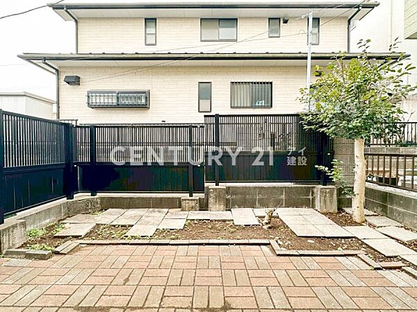 楽しみ方がたくさんあるお庭。こどもが遊べるのはもちろん、家庭菜園や友人を招いてBBQなど！いろんな思い出が作れますね。