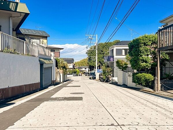 閑静な住宅地につき交通量も少なく落ち着いた印象を持ちます。