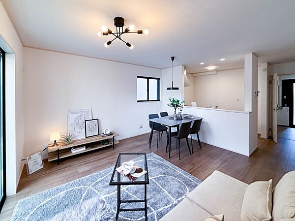 ～Living room～  家族みんなが集まるリビング。やさしい色合いのフローリングと白いクロスの明るい空間はきっと家族の心も穏やかに癒してくれます。