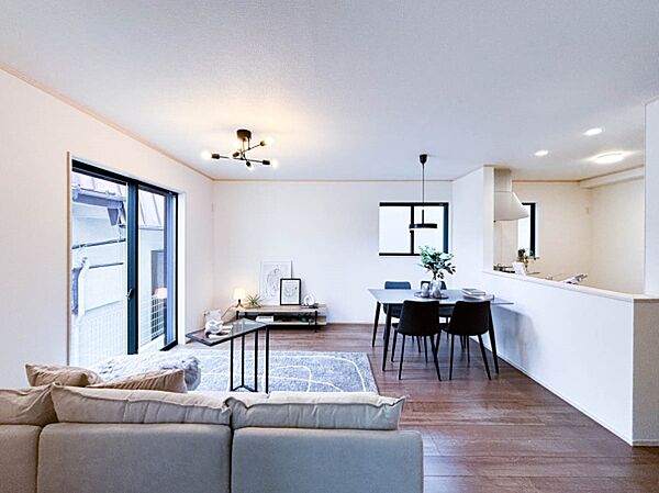 ～Living room～  家族みんなが爽やかに健やかに過ごせるように、あふれる光をたっぷり取り込んだリビングダイニング。上質な温もりに包まれる、快適で穏やかなプライベート空間です。