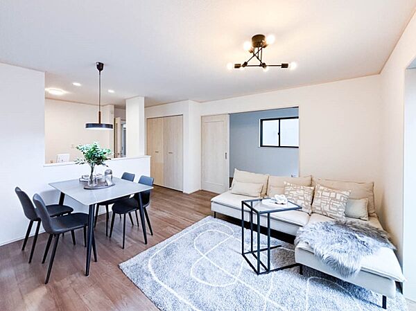 ～Living room～  上質な暮らしを感じさせてくれます。毎日の暮らしの中で表情を変える場所ですが、いつもあたたかく家族を包み込んでくれる場所。