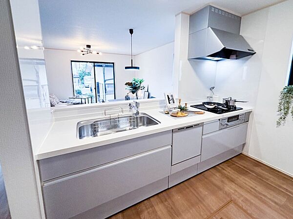 ～Kitchen～  作業スペースを多くとったシステム対面型キッチン。とても調理がしやすく余裕の広さ。ご家族との会話も弾み、今以上に家事が楽しくなりそうですね。