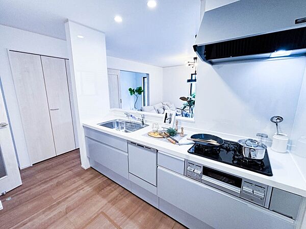 ～Living Dining～  調理しながらもご家族のお顔が見れるカウンターキッチン。ついつい料理中お子様の様子が気になるもの。安心してお料理に取り組んでいただけます。