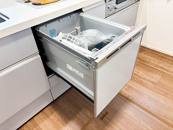 ～Dishwasher～  奥様の食器洗いの手間を省く便利で嬉しい食洗機。ビルトイン式で作業台を広く使えます。食事の後はこちらにまかせて、プライベート時間をお楽しみください。