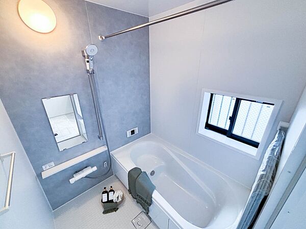 ～Bath Room～  上質が感じられるカラーリングで、清潔な空間美を実現。一日の疲れが癒される優雅なバスタイムを堪能できるゆとりあるバスルームです。