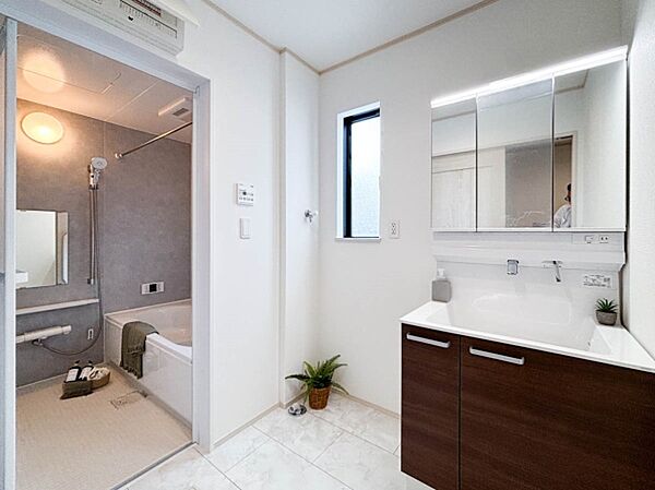 ～Powder room～  ご家族の1日が始まり、1日が終わりを締めくくる洗面空間。快適に過ごせることはもちろん、気品や優雅さを兼ね備えたパウダールームです。