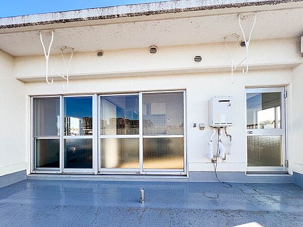 ワイドスパンのテラスで2部屋から出入りできます。お