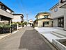 その他：～Frontal road～  前面道路は閑静な住宅地をはしる車通りの少ない道路。ゆとりのある住宅地で部屋の窓を開けるとそこには心地よい風が通りぬけます。