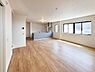 リビング/ダイニング：～Living Dining～  ご見学予約は。フリーダイヤル【0800-808-2023】までお気軽に問い合わせ下さい。・南方向に大きく開口部があるリビング、大きな窓からは沢山の光が差し込みます。