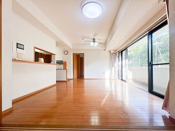 ～Living Dining～  調理しながらもご家族のお顔が見れるカウンターキッチン。ついつい料理中お子様の様子が気になるもの。安心してお料理に取り組んでいただけます。