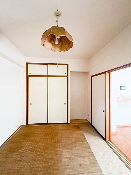 ～Japanese-style room～  畳の上で寛げる和室ですね。
