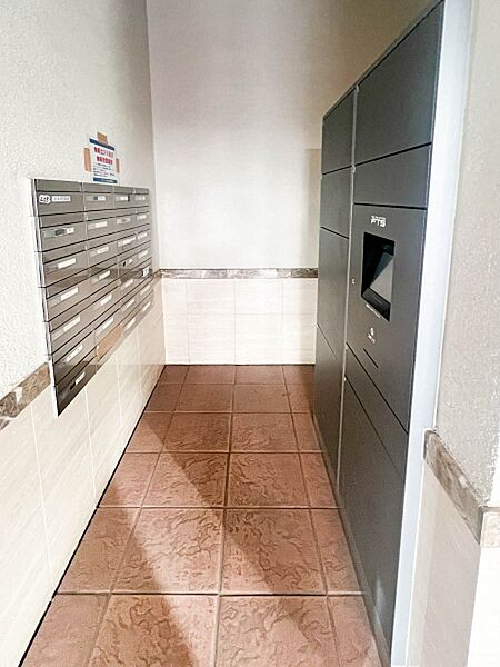 荷物の受け取りに便利な宅配ボックス付き