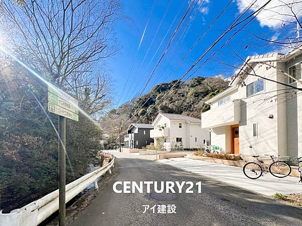 前面道路は閑静な住宅地をはしる車通りの少ない道路。ゆとりのある住宅地で部屋の窓を開けるとそこには心地よい風が通りぬけます。