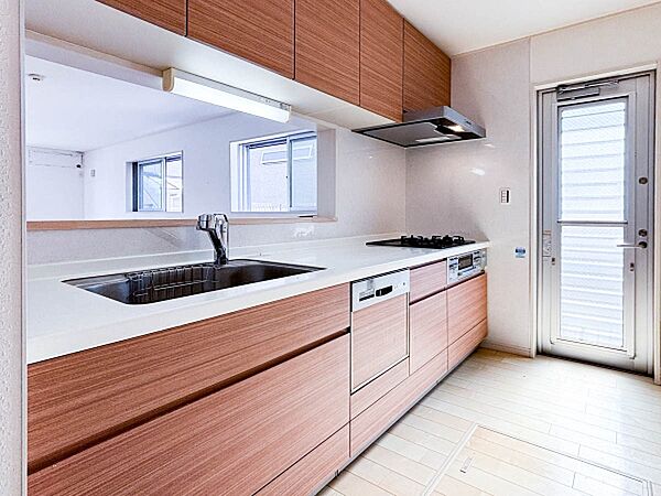 ～Kitchen～  作業スペースを多くとったシステム対面型キッチン。とても調理がしやすく余裕の広さ。ご家族との会話も弾み、今以上に家事が楽しくなりそうですね。