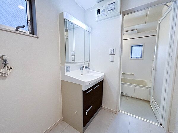 ～Powder room～  ご家族の1日が始まり、1日が終わりを締めくくる洗面空間。快適に過ごせることはもちろん、気品や優雅さを兼ね備えたパウダールームです。
