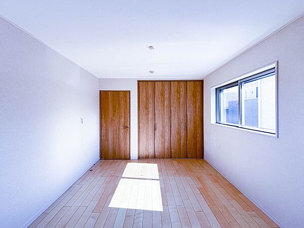 ～Private room～  2面採光で光を集めるプライベートルームはゆっくりと落ち着く空間です。クローゼットもございますので、収納家具を新たに揃える準備も省け、なにより居住空間を広く使えるので快適