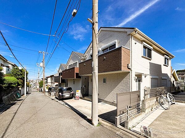 ～Exterior～  周辺には学校や買物施設もあり生活、子育てに適した環境が広がっています！「永住地」として、物件のご見学だけではなく、周辺の環境や通学できる学校についてもご相談ください。