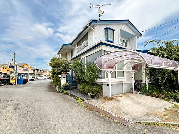 【Exterior】  ふりそそぐ陽射しと開放的な空間形成。青空を背景に更なる美しさを醸す佇まい。