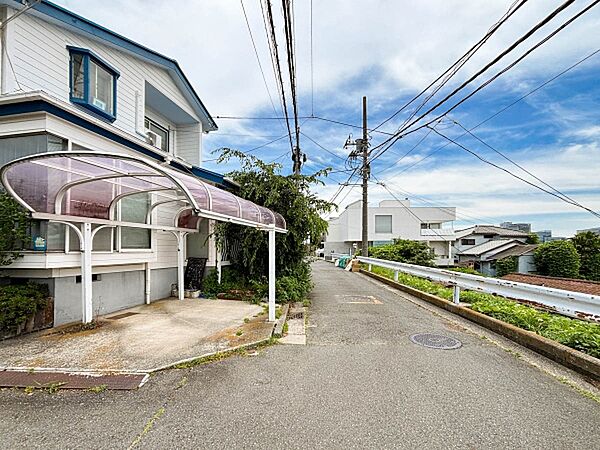 【Exterior】  前面道路は閑静な住宅地をはしる車通りの少ない道路。ゆとりのある住宅地で部屋の窓を開けるとそこには心地よい風が通りぬけます。