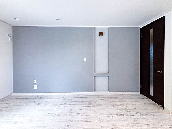 ～Living room～  家族みんなが集まるリビング。やさしい色合いのフローリングと白いクロスの明るい空間はきっと家族の心も穏やかに癒してくれます。