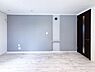 リビング/ダイニング：～Living room～  家族みんなが集まるリビング。やさしい色合いのフローリングと白いクロスの明るい空間はきっと家族の心も穏やかに癒してくれます。