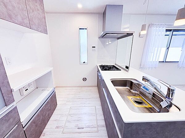 ～Kitchen～  開放感あふれる対面キッチン。オープンな空間で料理もはかどりそうです。食洗機や浄水器など充実の機能で快適なキッチンライフを。