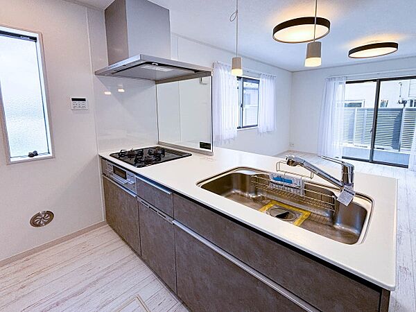 ～Kitchen～  ゆとりのあるキッチンスペースがとられており、食器棚をおいてもなお、大人がすれ違うのに十分な空間が確保されています！