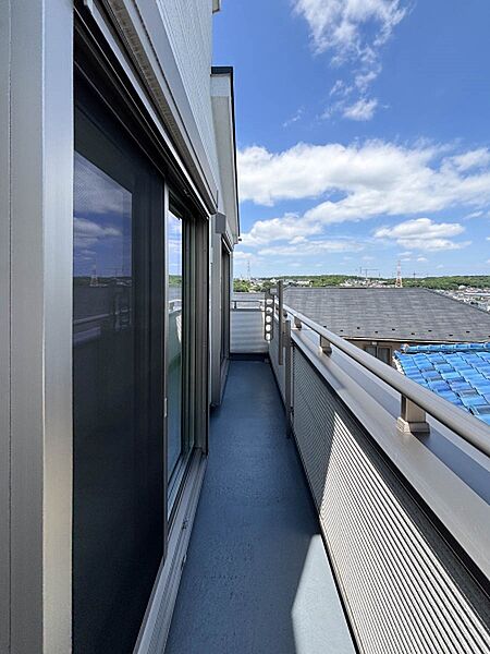 ～Balcony～  バルコニーは風通しが良く、日中は日当たりも良好です！洗濯物やお布団をたくさん干せます。
