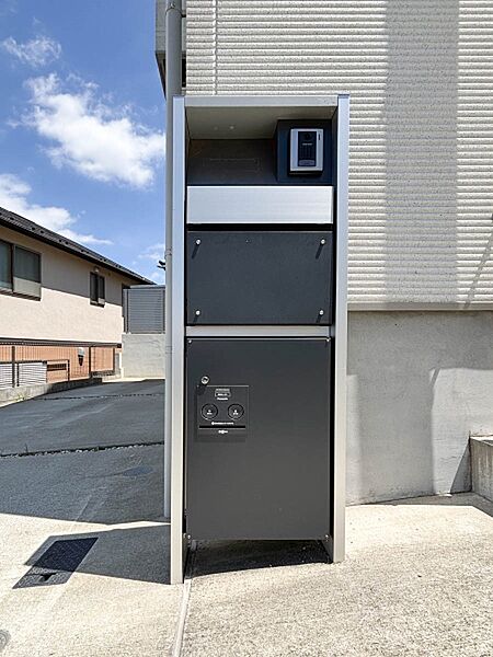 ～Delivery box～  日中お留守でも荷物をしっかり受け取れるので、共働きのご家庭にもぴったり！