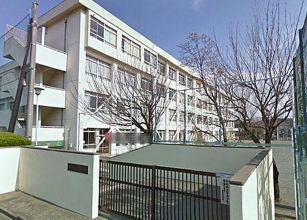藤沢市立中里小学校まで1100m、藤沢市立中里小学校