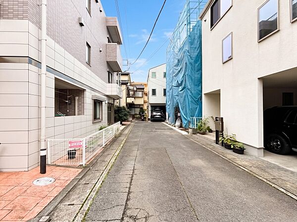 ～Exterior～  前面道路は閑静な住宅地をはしる車通りの少ない道路。ゆとりのある住宅地で部屋の窓を開けるとそこには心地よい風が通りぬけます。