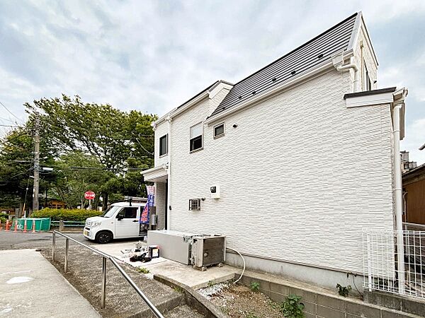 道路と高低差のない立地は生活しやすく魅力的！車通りの少ない道路。ゆとりのある住宅地で部屋の窓を開けるとそこには心地よい風が通りぬけます。