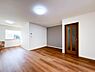 リビング/ダイニング：家族みんなが集まるリビング。やさしい色合いのフローリングと白いクロスの明るい空間はきっと家族の心も穏やかに癒してくれます。