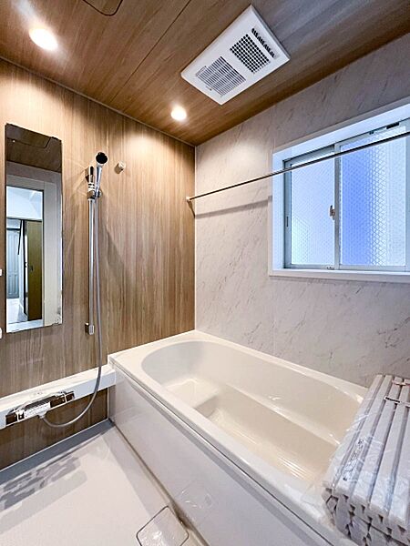【Bathroom】  上質が感じられるカラーリングで、清潔な空間美を実現。一日の疲れが癒される優雅なバスタイムを堪能できるゆとりあるバスルームです。