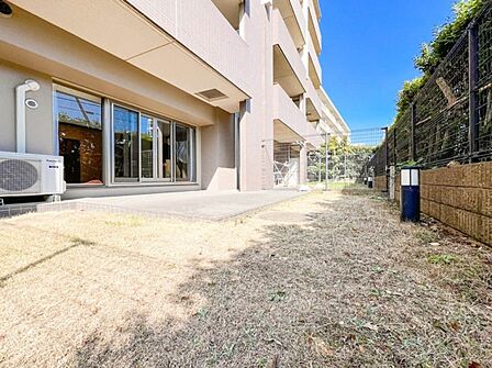 ~Garden~ 南側の陽当りのいいお専用庭+テラス。ゆったりとした余裕の広さがあります。このお庭で思い切りお子様と遊んだり、ゆとりを感じさせてくれます。