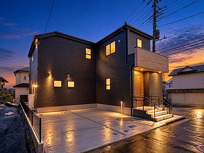 外観：～Exterior～  デザイン性の高い外観。シックでシンプルなデザインなので飽きが来ずに永く愛していただけそうなお家です。