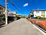 その他：～Frontal road～  前面道路は閑静な住宅地をはしる車通りの少ない道路。ゆとりのある住宅地で部屋の窓を開けるとそこには心地よい風が通りぬけます。