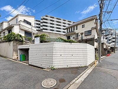 外観:~Exterior~ 前面道路は閑静な住宅地をはしる車通りの少ない道路。ゆとりのある住宅地で部屋の窓を開けるとそこには心地よい風が通りぬけます。 外観:~Exterior~ 前面道路は閑静な住宅地をはしる車通りの少ない道路。ゆとりのある住宅地で部屋の窓を開けるとそこには心地よい風が通りぬけます。