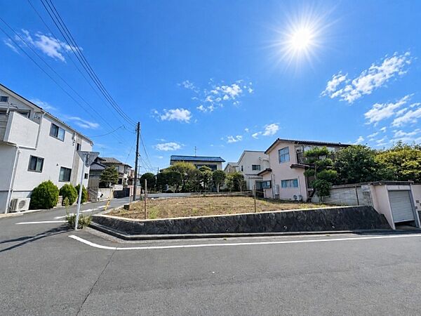 ～Frontal road～  前面道路は閑静な住宅地をはしる車通りの少ない道路。ゆとりのある住宅地で部屋の窓を開けるとそこには心地よい風が通りぬけます。
