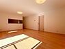 リビング/ダイニング：優しい色合いのフローリングと建具。やわらかな日差しがくつろぎの空間を演出します。