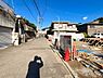 その他：～Frontal road～  前面道路は閑静な住宅地をはしる車通りの少ない道路。ゆとりのある住宅地で部屋の窓を開けるとそこには心地よい風が通りぬけます。