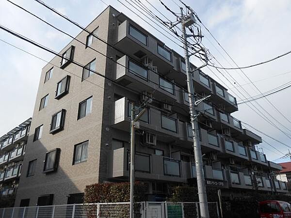 外観タイル貼りです。