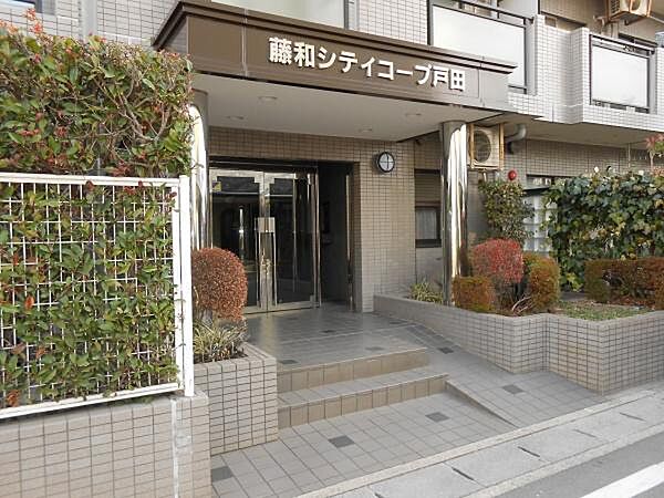 エントランス外観、管理人は日勤です。