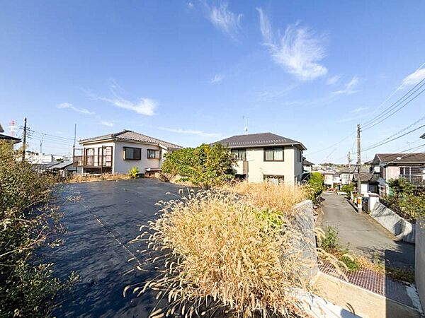 前面道路は閑静な住宅地をはしる車通りの少ない道路。