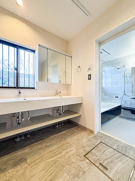 【Powder room】  ご家族の1日が始まり、1日が終わりを締めくくる洗面空間。快適に過ごせることはもちろん、気品や優雅さを兼ね備えたパウダールームです。