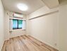寝室：【Room】  1日の疲れを癒し、心地よく寛げるようゆったりとした広さを確保しています。